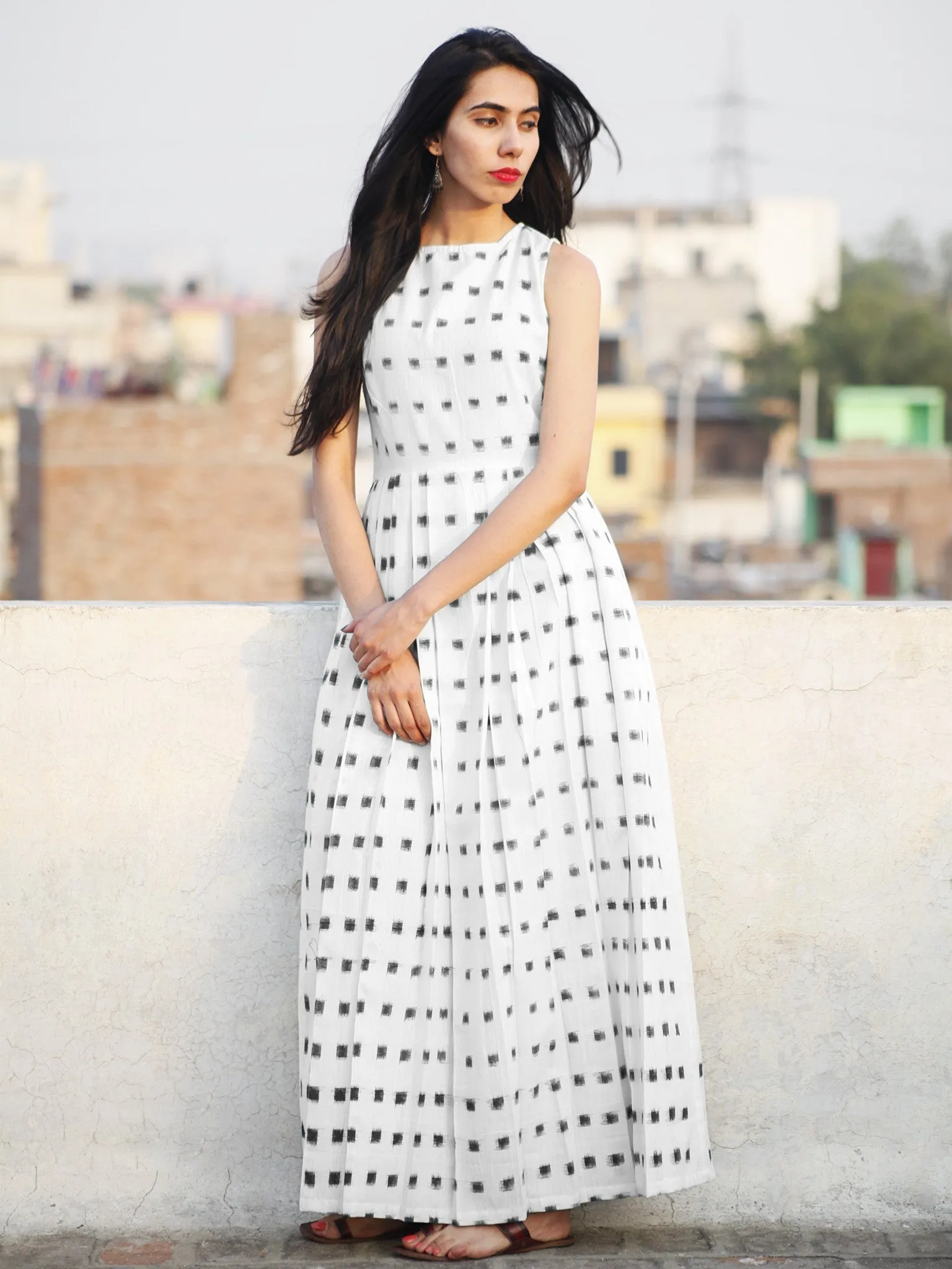 Ivory Black Long Sleeveless Handwoven Double Ikat Dress With Knife Pleats & Side Pockets - D3266104